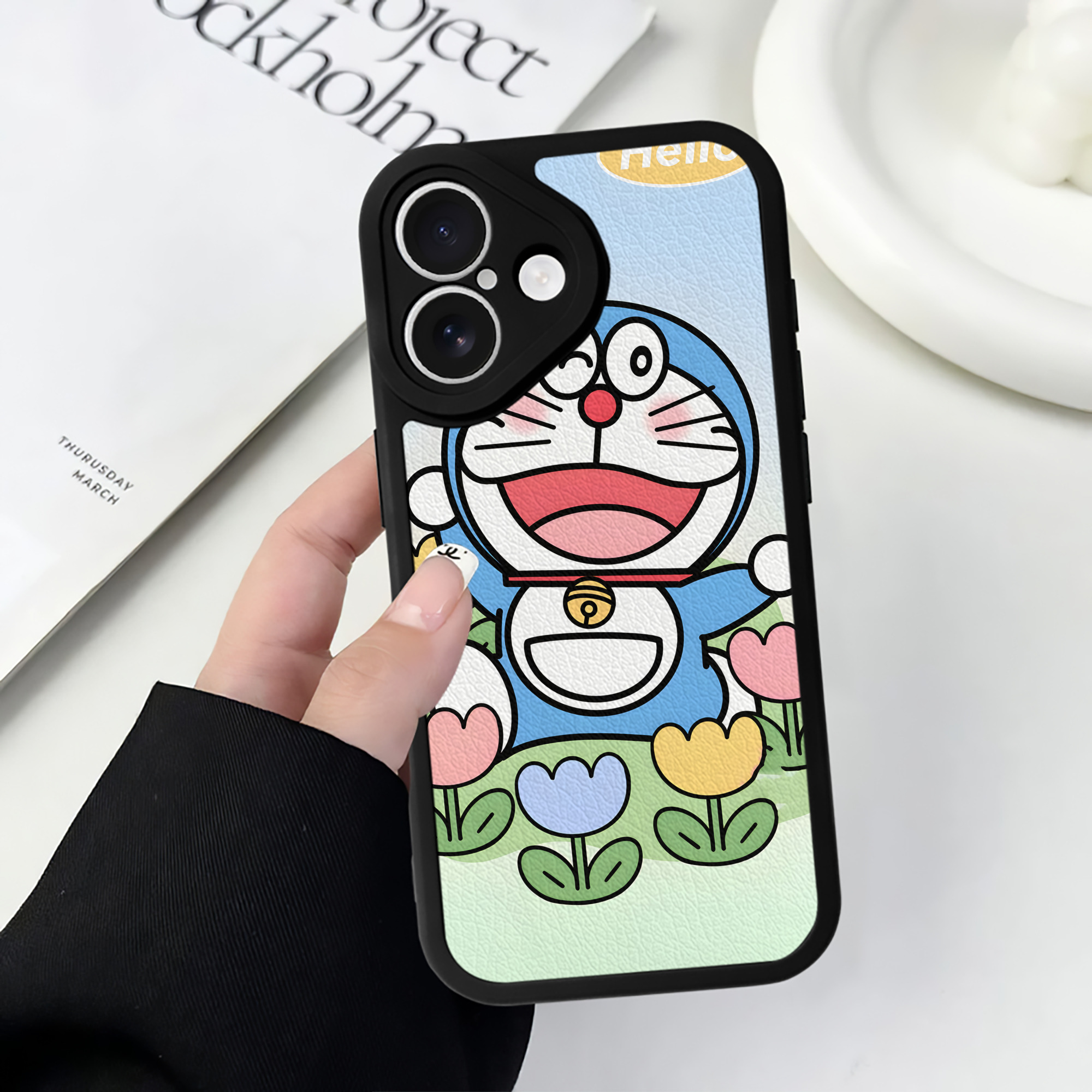 （画像用） ドラえもん Doraemon 【iPhone 16シリーズ対応】シリコンスマホケース（レザー調） 材質：シリコン